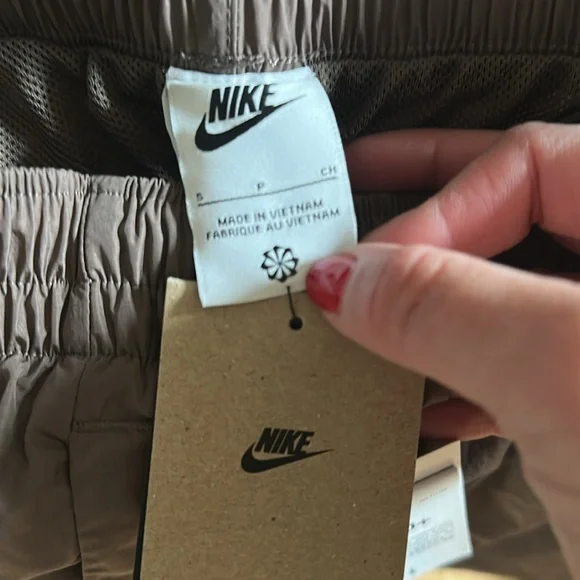 Nike Women's Sportswear Classic Woven Mid-Rise Jogger Pants - Picture 5 of 11